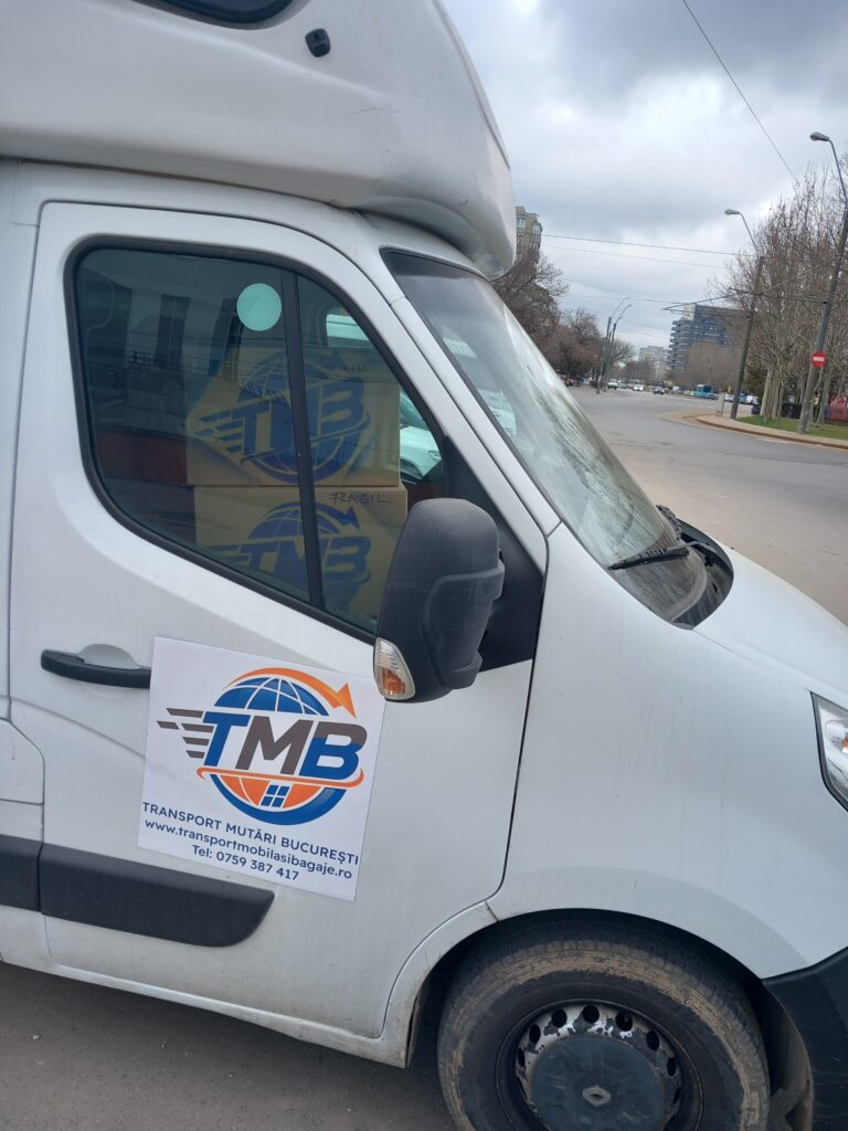 Camion transportand obiecte fragile